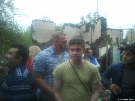 Xarici jurnalistlər Agcabədidə dağılmış evlərə baş çəkib