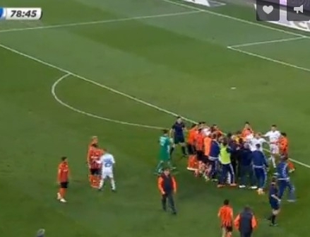 Futbol oyununda kütləvi dava - VİDEO