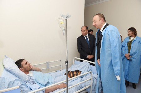İlham Əliyev yaralılara baş çəkib - FOTOLAR