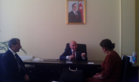 Deputat seçicilərinə kömək etməyə çalışıb 