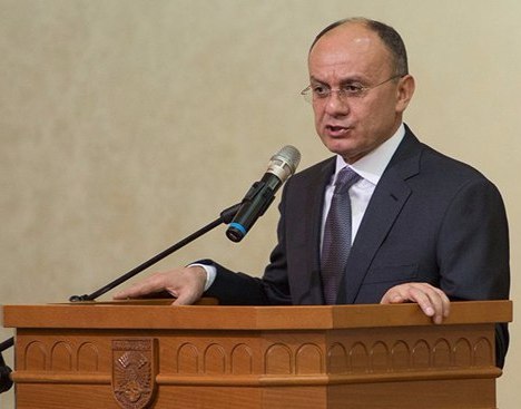 Ermənistan parlamentində müdafiə naziri ilə qapalı görüş 