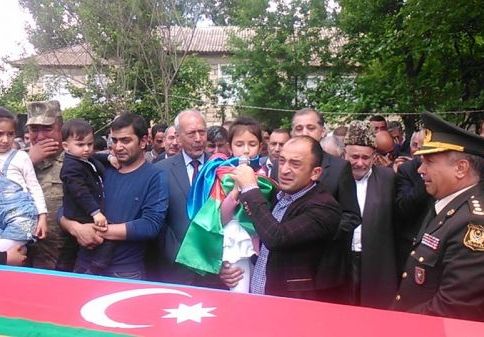 Şəhid kapitanın qızı atasının nəşi önündə şeir söylədi - VİDEO