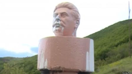  Stalinin dünən qoyulan abidəsi bu gün söküldü 