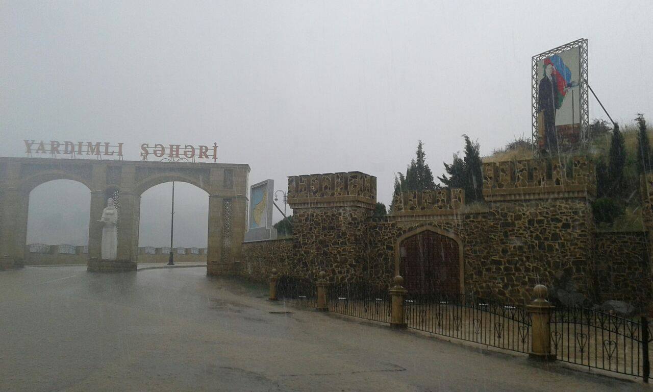 Daşqın Yardımlı yolunu bağlayıb