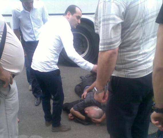 Bakıda avtobus s&uuml;r&uuml;c&uuml;s&uuml;&nbsp;xəstə sərnişini yerə atdı - FOTO
