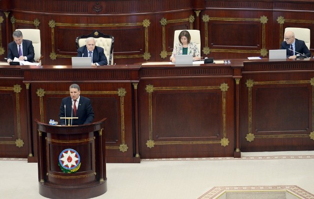 Fazil Mustafa deputatları qınadı, Oqtay Əsədov əsəbiləşdi  