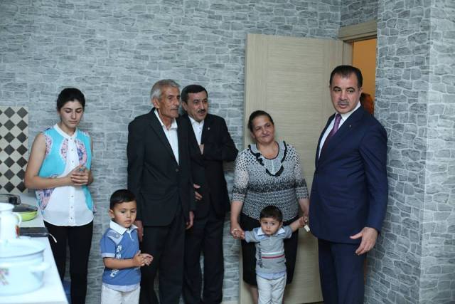 Gəncədə şəhid zabitin ailəsinə mənzil verildi