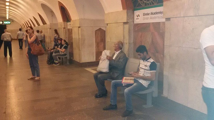 Bakı metrosunda yeni oturacaqlar quraşdırılır - FOTO
