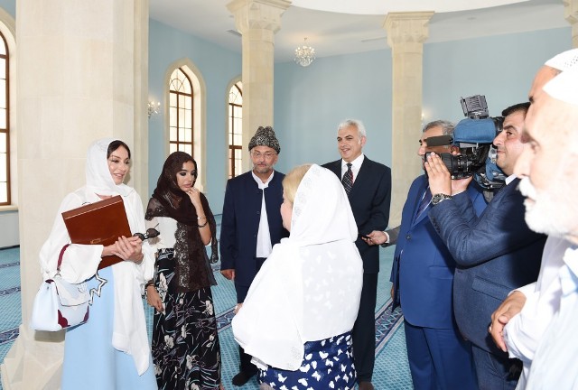 Mehriban Əliyeva Cümə məscidində - FOTO