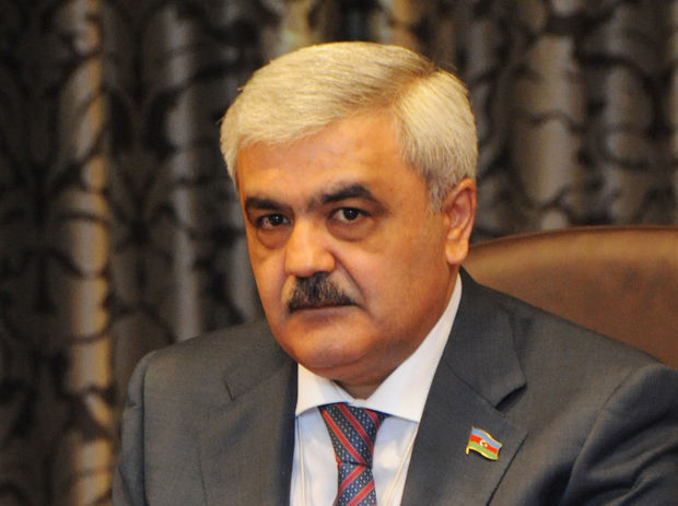 Rövnəq Abdullayev:  “Yeni layihələrin həyata keçirilməsini dayandırmışıq”