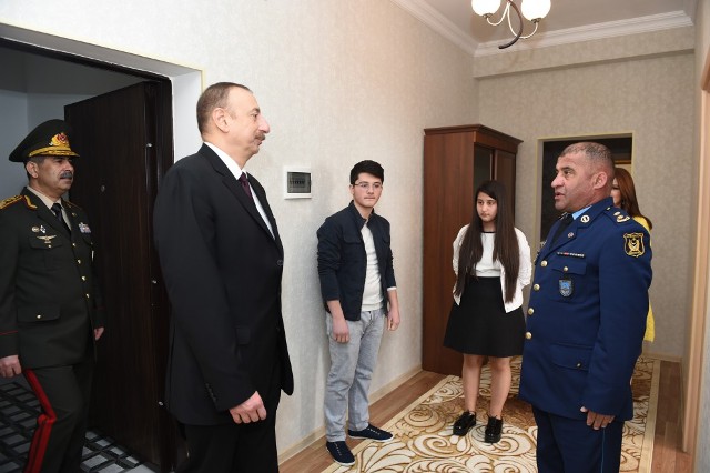 Prezident Bakıda hərbçilər üçün inşa edilən binanın açılışında iştirak edib