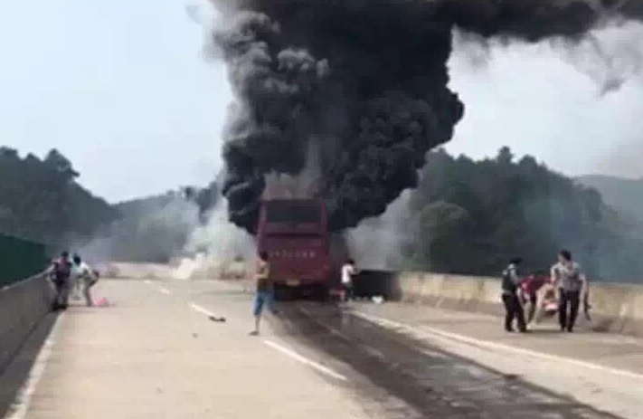 Çində avtobus yandı: 30 nəfər öldü