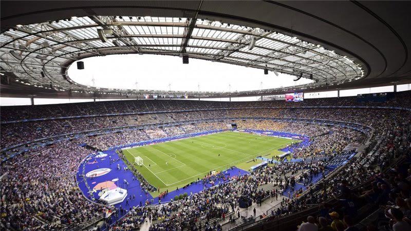 Fransada stadion yaxınlığında ş&uuml;bhəli avtomobil partladıldı