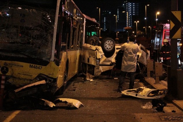 İki avtobus toqquşdu: 30 nəfər öldü