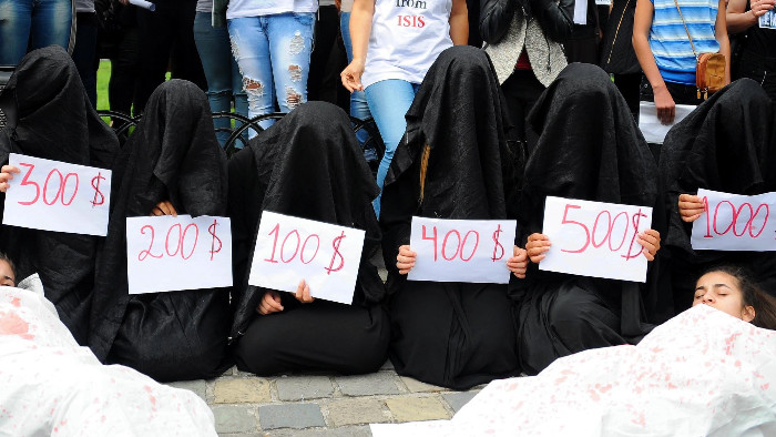 İŞİD 12 yaşlı qızı 12 min 500 dollara satışa &ccedil;ıxarıb