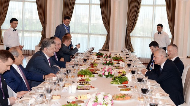 Artur Rasizadə Pyotr Poroşenkoya nahar verdi