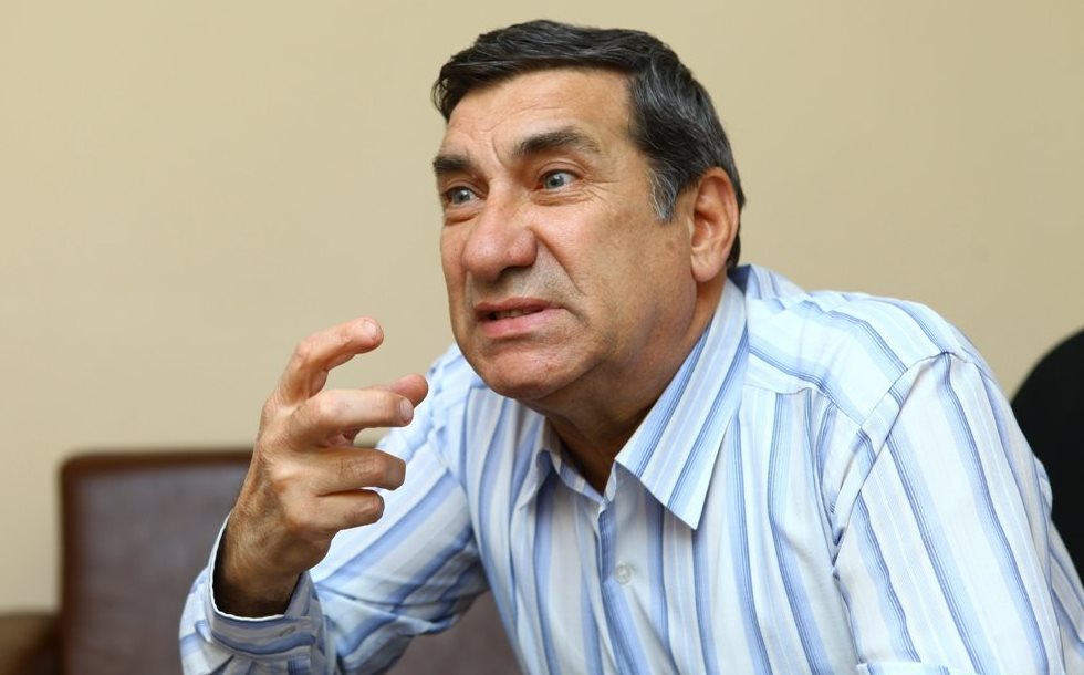 Arif Quliyev traktorla &ccedil;aya aşdı, qolu &ccedil;ıxdı