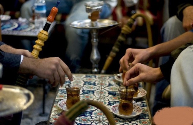Bakıda 20 nəfər qəlyan &ccedil;əkdiyinə g&ouml;rə SAXLANILDI