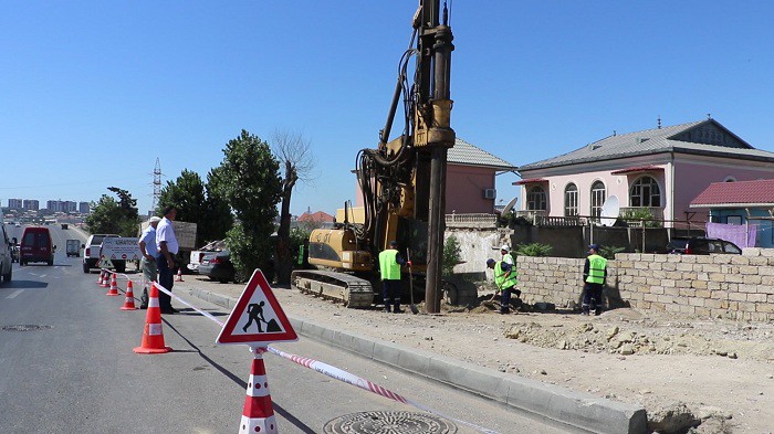 Bakıda &ccedil;oxdan g&ouml;zlənilən yer&uuml;st&uuml; piyada ke&ccedil;idi tikilir