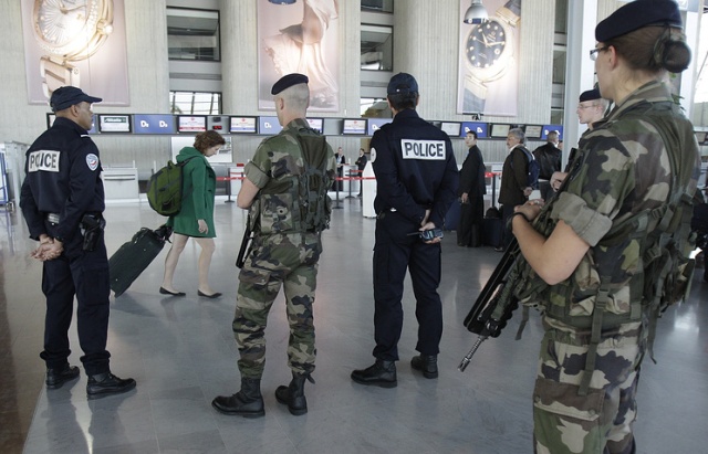 Şübhəli çanta Nitsa aeroportunu bir-birinə QARIŞDIRDI