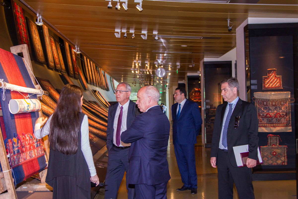 İsve&ccedil;rəli nazir Azərbaycan Xal&ccedil;a Muzeyini ziyarət edib