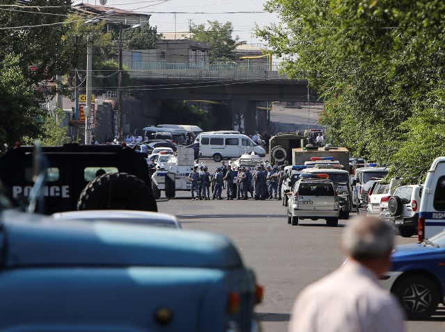Yerevan &uuml;syan&ccedil;ılarından bəyanat: İnqilabdan başqa yol yoxdur