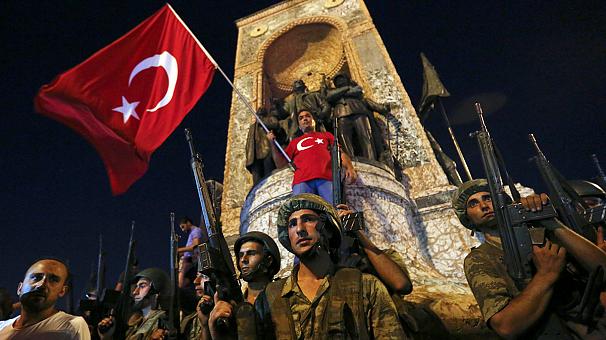 T&uuml;rkiyədə 7850 polis işdən &Ccedil;IXARILDI