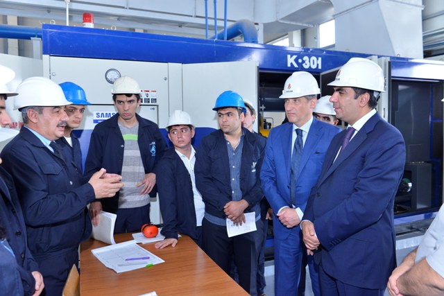 Elmar Qasımov &ldquo;Azərikimya&rdquo;da təcr&uuml;bə ke&ccedil;ən tələbələrlə g&ouml;r&uuml;şd&uuml;