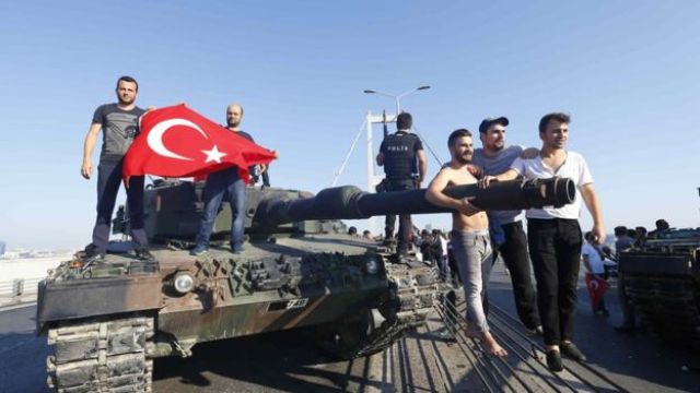 T&uuml;rkiyədə B&Ouml;HRAN: 30 vali işdən &ccedil;ıxarıldı  &nbsp;