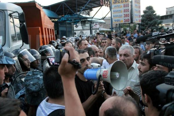 Yerevanda vəziyyət gərginləşib - Fotolar 
