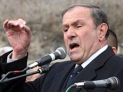 Sabiq prezidentdən etirazçılara dəstək