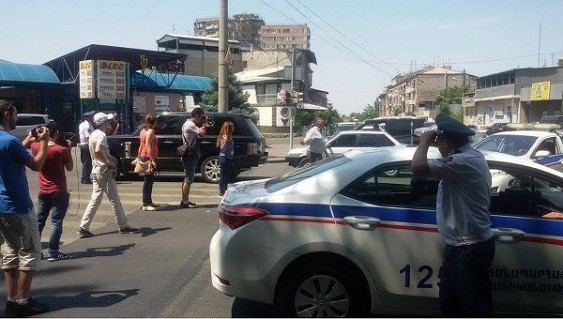 Yerevandakı silahlı dəstə üzvləri 2 girovu azad edib
