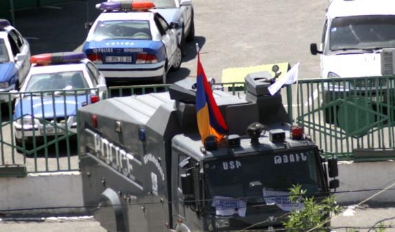 Yerevanda polis maşını yandırıldı