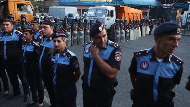 İrəvanda qiyamçılarla polis arasında atışma olub
