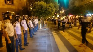 Ermənistanda etirazçılar prezident iqamətgahına yürüş edir
