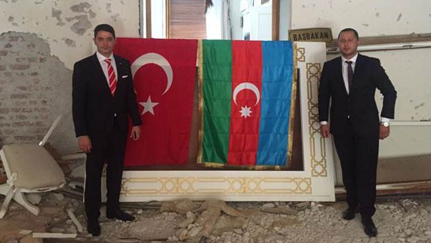 Ankarada parlamentin&nbsp;qapısına T&uuml;rkiyə və Azərbaycan bayrağı asıldı
