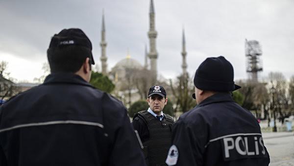 İstanbulda açıq-saçıq paltar geyinən hamilə jurnalist döyüldü
