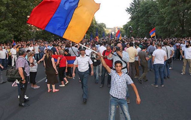 Ermənistanda yenidən mitinq başlayıb