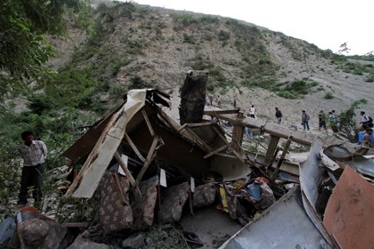 Sərnişin avtobusu aşdı: 25 nəfər öldü