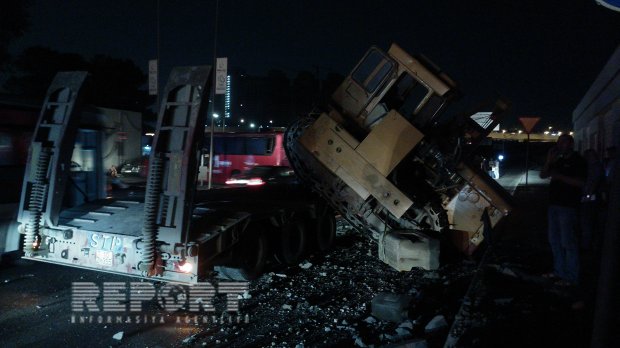 Biləcəridə evakuatora y&uuml;klənmiş tırtıllı traktor aşıb