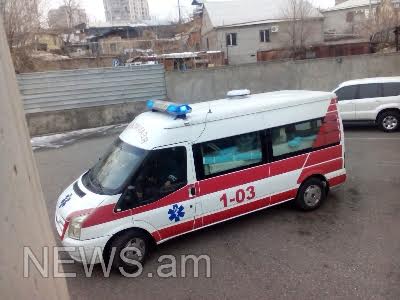 Ermənistanda qız özünü təcili yardım maşınından atdı