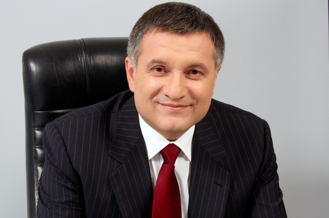 Deputat Azərbaycanda doğulmuş erməni nazirin işdən çıxarılmasını istəyir