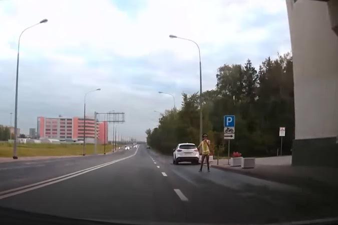 &ldquo;&Ccedil;ılpaq yol polisi əməkdaşı&rdquo; tutuldu - VİDEO