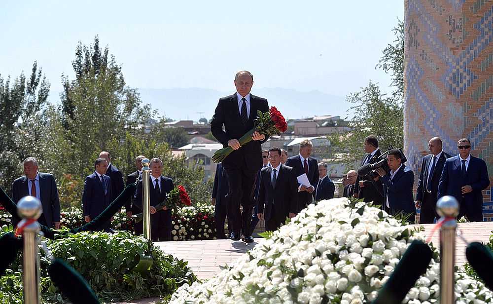 Putin İslam Kərimovun qəbrini ziyarət etdi - FOTO