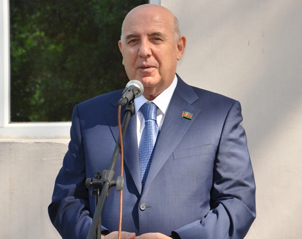Əhliman Əmiraslanov se&ccedil;icilərini referenduma &ccedil;ağırıb