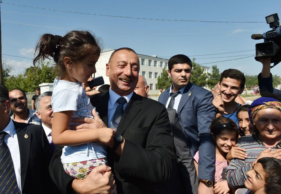 Prezident Xudat sakinləri ilə g&ouml;r&uuml;şd&uuml;