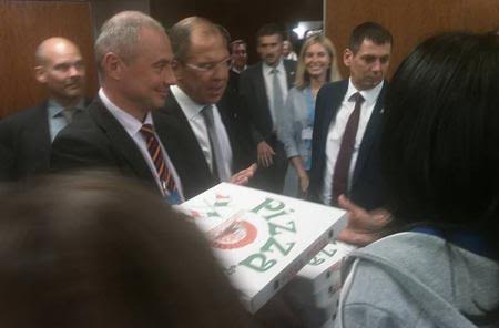 Lavrov jurnalistlərə pizza və araq qonaqlığı verdi - VİDEO