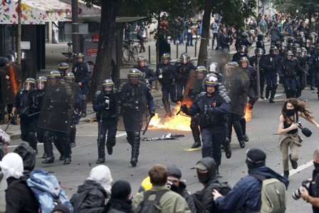 Polisi Molotov kokteyli ilə yandırdılar