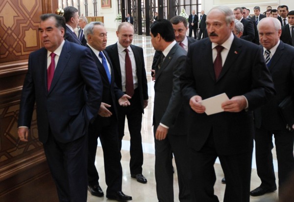 Putin Bişkekdəki MDB sammitinə 2 saat gecikir