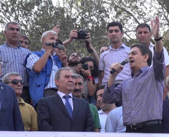 Milli Şura Bakıda mitinq ke&ccedil;irir  